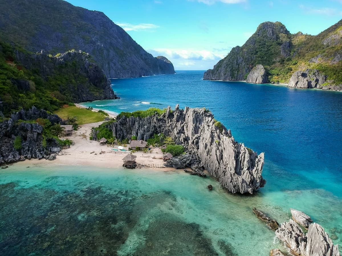 Vue panoramique depuis les montagnes de Cebu sur la mer turquoise - Projet résidences Philippines